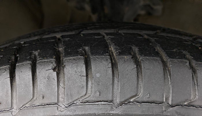 2010 Hyundai i10 MAGNA 1.2 KAPPA2, Petrol, Manual, 13,399 km, Right Front Tyre Tread