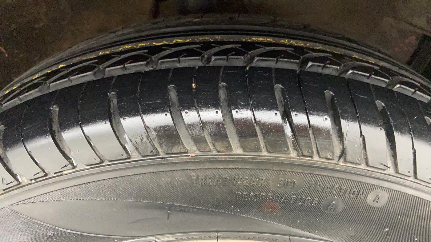 2009 Maruti Swift ZXI 1.3, Petrol, Manual, 78,279 km, Right Front Tyre Tread