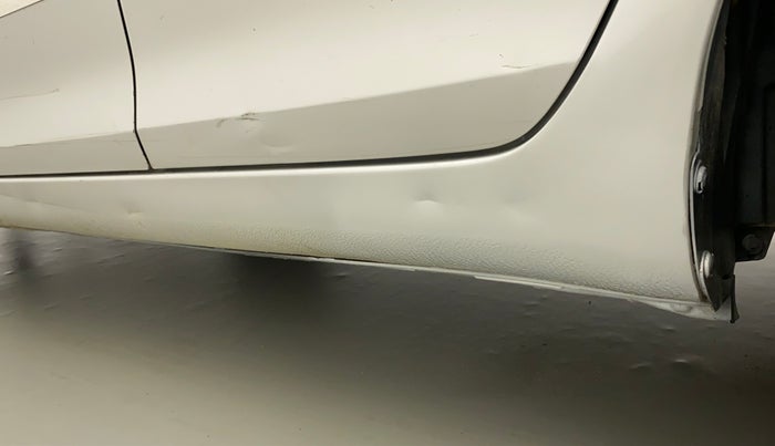 2012 Maruti Swift VXI, CNG, Manual, 86,899 km, Left running board - Slight discoloration