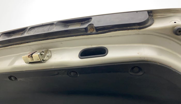 2012 Maruti Swift VXI, CNG, Manual, 86,899 km, Dicky (Boot door) - Slightly rusted
