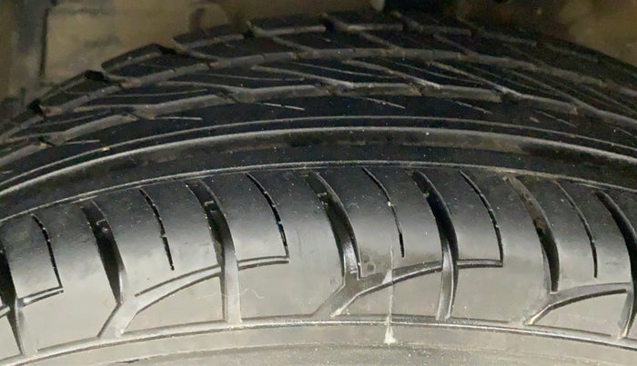 2012 Maruti Swift VXI, CNG, Manual, 86,899 km, Left Front Tyre Tread