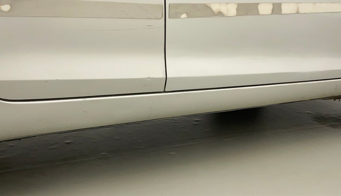 2012 Maruti Swift VXI, CNG, Manual, 86,899 km, Right running board - Minor scratches