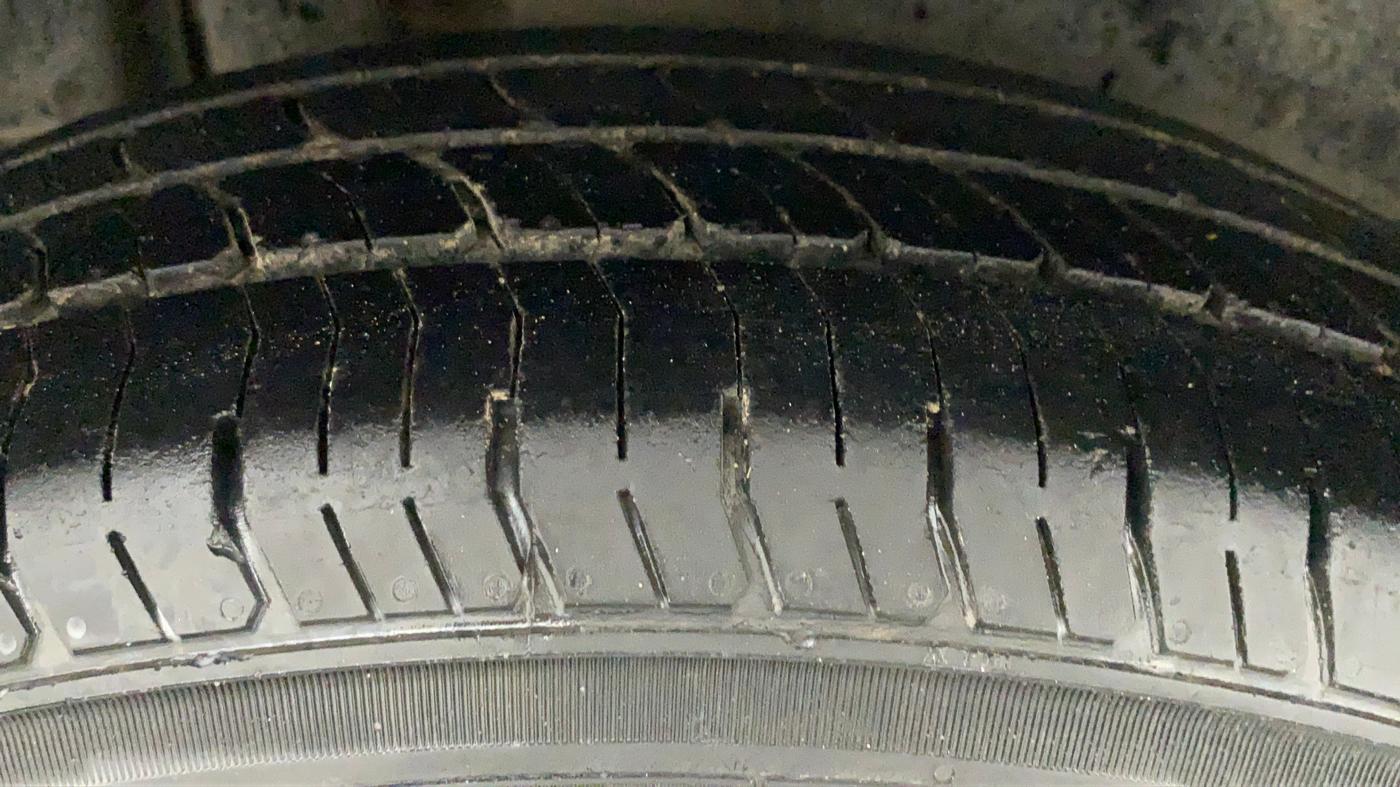 2012 Maruti Swift VXI, CNG, Manual, 86,899 km, Right Rear Tyre Tread