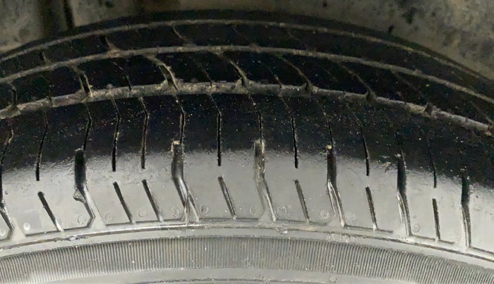 2012 Maruti Swift VXI, CNG, Manual, 86,899 km, Right Rear Tyre Tread