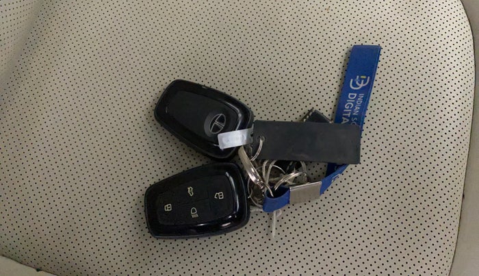 2022 Tata NEXON XZ PLUS (PREMIUM) PETROL, Petrol, Manual, 62,468 km, Key Close Up