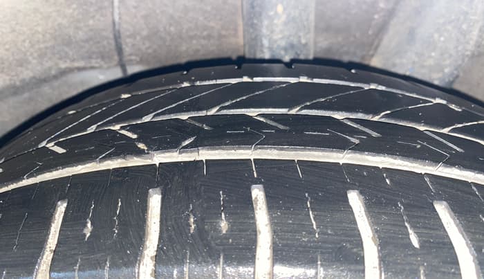 2020 Hyundai AURA E 1.2, Petrol, Manual, 1,17,154 km, Left Rear Tyre Tread