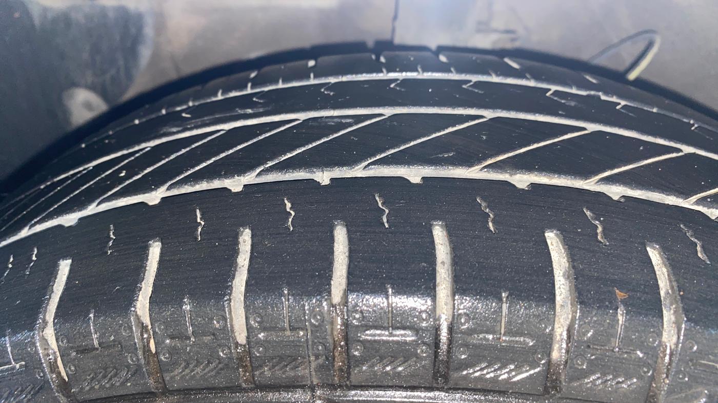 2020 Hyundai AURA E 1.2, Petrol, Manual, 1,17,154 km, Left Front Tyre Tread