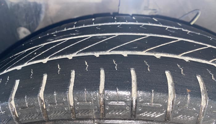 2020 Hyundai AURA E 1.2, Petrol, Manual, 1,17,154 km, Left Front Tyre Tread