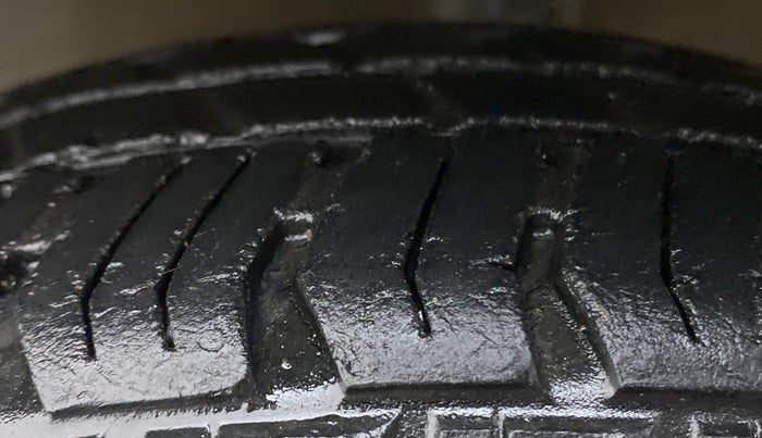 2014 Hyundai Eon D-LITE+, CNG, Manual, 40,187 km, Left Front Tyre Tread