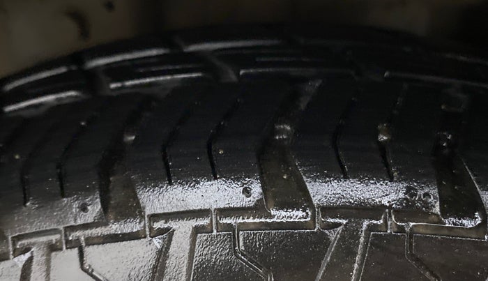 2014 Hyundai Eon D-LITE+, CNG, Manual, 40,187 km, Left Rear Tyre Tread