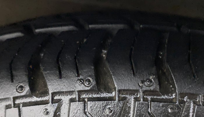 2014 Hyundai Eon D-LITE+, CNG, Manual, 40,187 km, Right Rear Tyre Tread