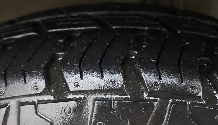 2014 Hyundai Eon D-LITE+, CNG, Manual, 40,187 km, Right Front Tyre Tread