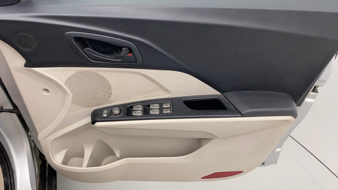 2021 Mahindra XUV300 W6 1.5 DIESEL, Diesel, Manual, 86,265 km, Driver Side Door Panels Control