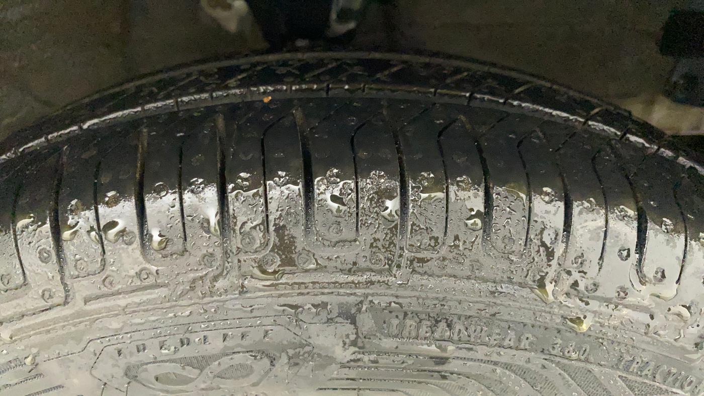 2012 Hyundai i10 ERA 1.1, Petrol, Manual, 1,04,035 km, Right Front Tyre Tread