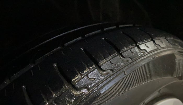 2015 Honda Amaze 1.2L I-VTEC SX, Petrol, Manual, 1,09,430 km, Right Rear Tyre Tread