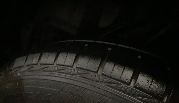 2015 Honda Amaze 1.2L I-VTEC SX, Petrol, Manual, 1,09,430 km, Left Rear Tyre Tread