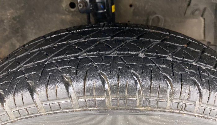 2014 Maruti Swift VXI, Petrol, Manual, 95,559 km, Right Front Tyre Tread