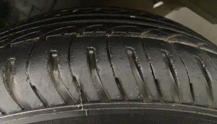 2013 Toyota Etios Liva G, Petrol, Manual, 79,965 km, Left Front Tyre Tread