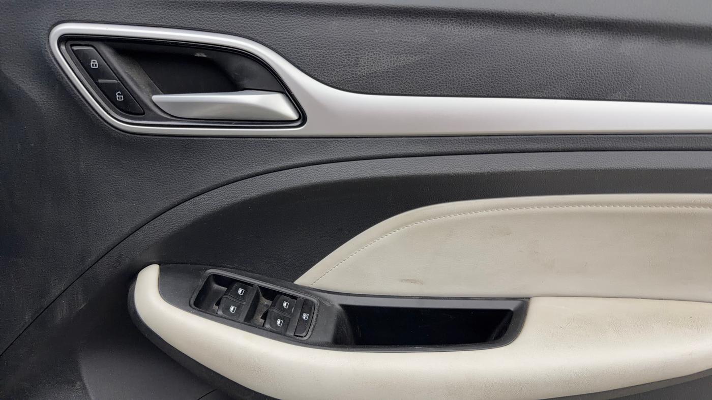 2023 MG ASTOR SHARP 1.5 CVT, Petrol, Automatic, 27,676 km, Driver Side Door Panels Control