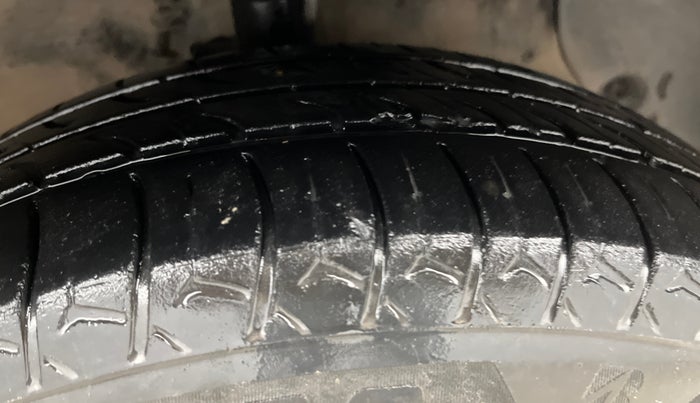 2015 Hyundai Grand i10 SPORTZ 1.2 KAPPA VTVT, CNG, Manual, 53,745 km, Right Front Tyre Tread