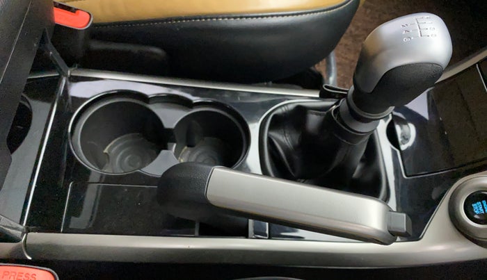 2018 Mahindra XUV500 W11, Diesel, Manual, 28,177 km, Gear Lever