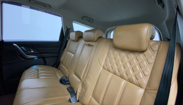 2018 Mahindra XUV500 W11, Diesel, Manual, 28,177 km, Right Side Rear Door Cabin