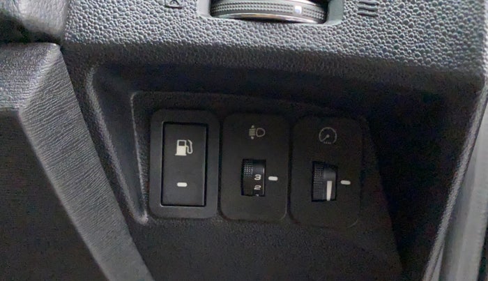 2018 Mahindra XUV500 W11, Diesel, Manual, 28,177 km, Dashboard - Headlight height adjustment not working