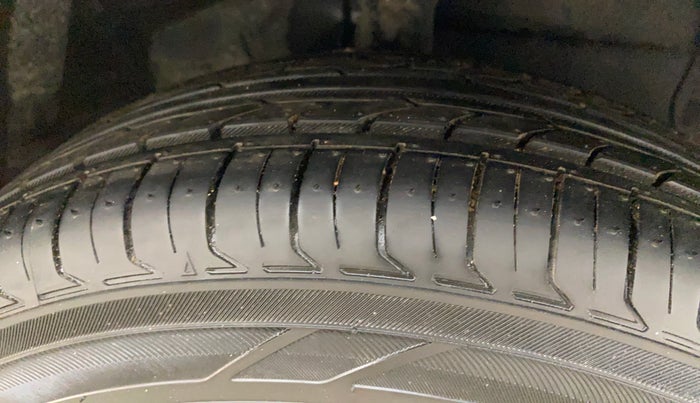 2018 Hyundai NEW SANTRO SPORTZ CNG, CNG, Manual, 54,174 km, Right Front Tyre Tread
