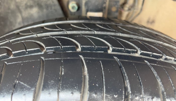 2017 Volkswagen Ameo HIGHLINE1.2L, Petrol, Manual, 72,188 km, Left Front Tyre Tread