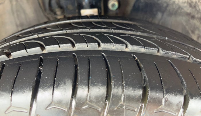 2017 Volkswagen Ameo HIGHLINE1.2L, Petrol, Manual, 72,188 km, Right Front Tyre Tread