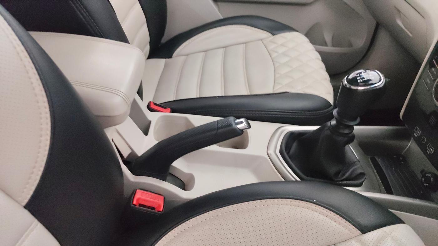 2021 Mahindra XUV300 W8 1.2 PETROL, Petrol, Manual, 53,989 km, Gear Lever