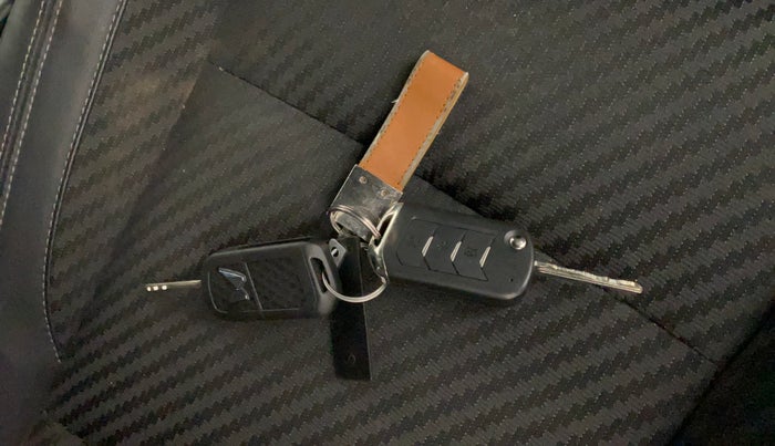 2023 Mahindra Thar LX P 2WD AT HT, Petrol, Automatic, 14,561 km, Key Close Up