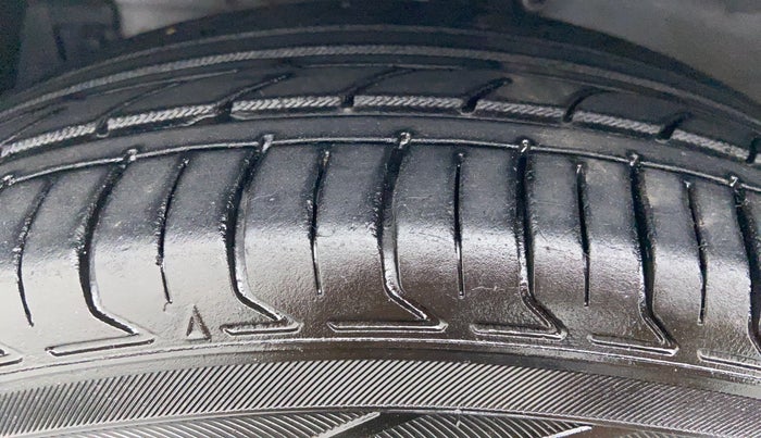 2017 Maruti Ertiga ZDI PLUS SHVS, Diesel, Manual, 83,971 km, Left Front Tyre Tread