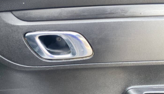 2018 Renault Kwid RXT 1.0 (O), Petrol, Manual, 27,015 km, Driver Side Door Panels Control