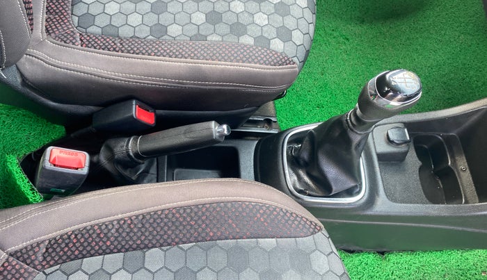 2018 Renault Kwid RXT 1.0 (O), Petrol, Manual, 27,015 km, Gear Lever