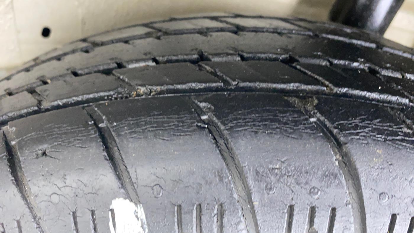 2014 Maruti Celerio VXI d, Petrol, Manual, 40,059 km, Left Rear Tyre Tread