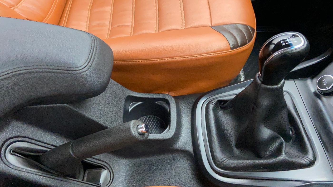 2018 Tata Hexa Varicor 320 XE, Diesel, Manual, 29,808 km, Gear Lever