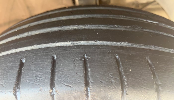 2017 Maruti Baleno ALPHA PETROL 1.2, Petrol, Manual, 71,687 km, Right Front Tyre Tread