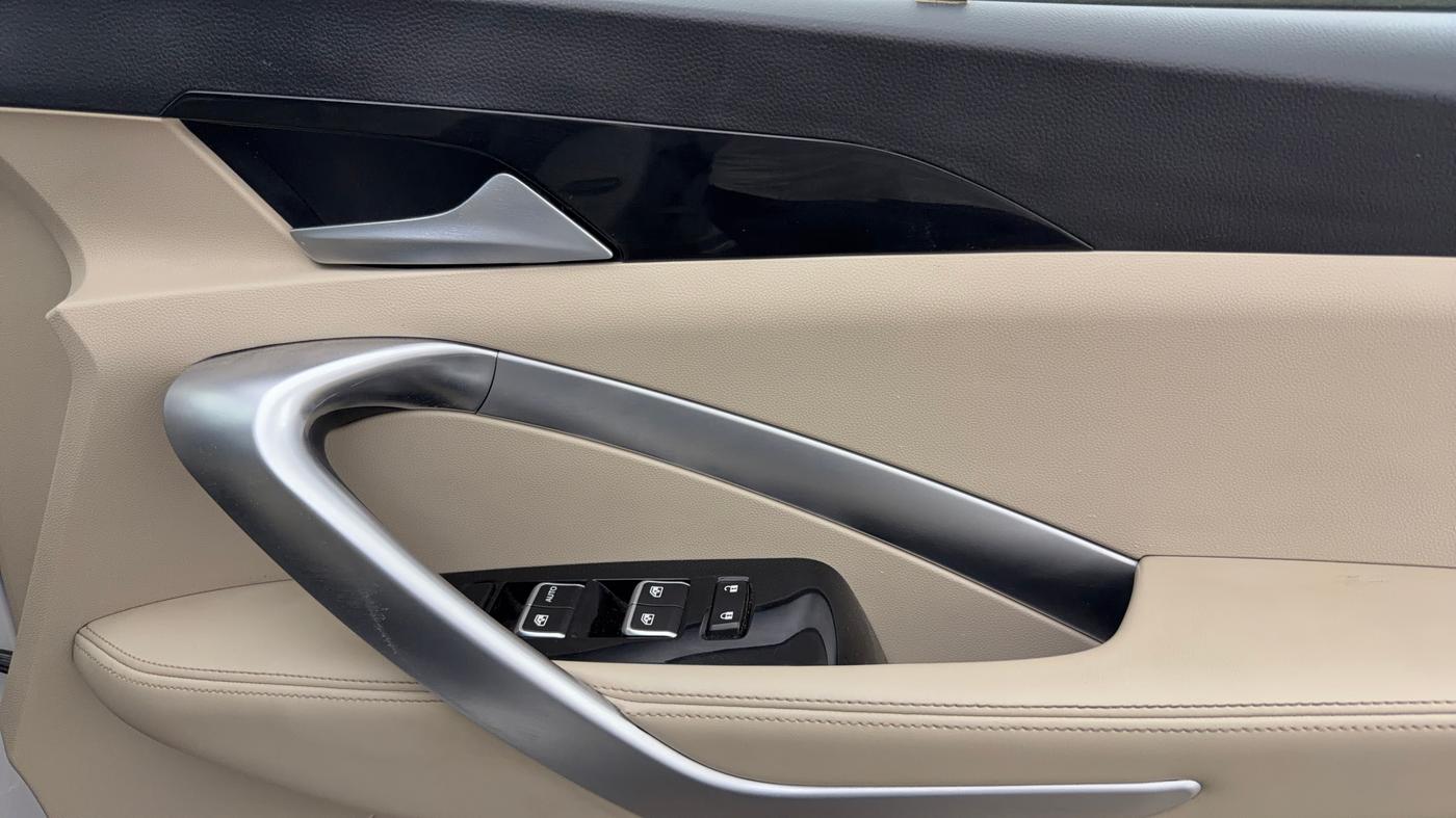 2021 MG HECTOR SHARP 1.5 PETROL CVT, Petrol, Automatic, 44,428 km, Driver Side Door Panels Control