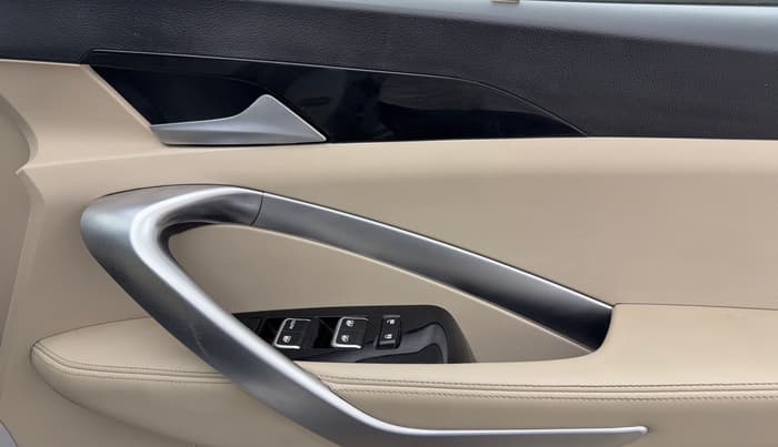 2021 MG HECTOR SHARP 1.5 PETROL CVT, Petrol, Automatic, 44,428 km, Driver Side Door Panels Control