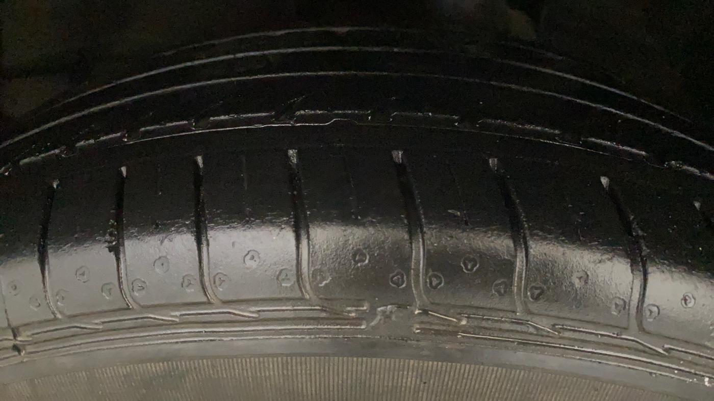 2015 Toyota Corolla Altis JS PETROL, Petrol, Manual, 62,153 km, Left Front Tyre Tread