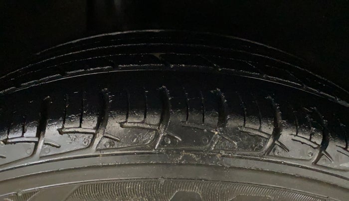 2016 Maruti Baleno DELTA PETROL 1.2, Petrol, Manual, 44,985 km, Right Rear Tyre Tread