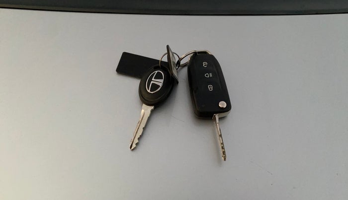 2018 Tata Tiago XT PETROL, CNG, Manual, 72,080 km, Key Close Up
