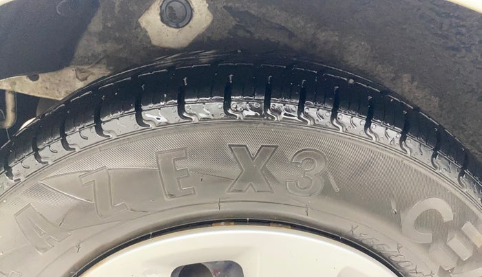 2012 Hyundai i10 MAGNA 1.1, Petrol, Manual, 1,08,130 km, Right Rear Tyre Tread