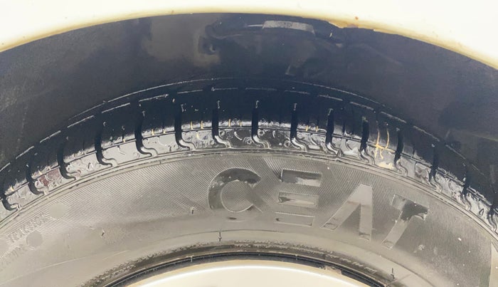 2012 Hyundai i10 MAGNA 1.1, Petrol, Manual, 1,08,130 km, Right Front Tyre Tread