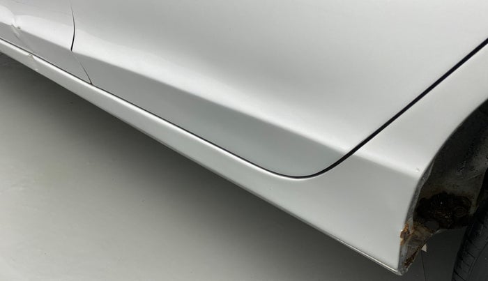 2015 Honda City 1.5L I-DTEC V, Diesel, Manual, 1,10,396 km, Left running board - Slight discoloration