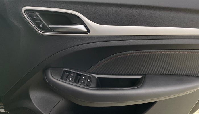 2023 MG ASTOR  SMART BLACK STORM EDITION CVT, Petrol, Automatic, 34,282 km, Driver Side Door Panels Control