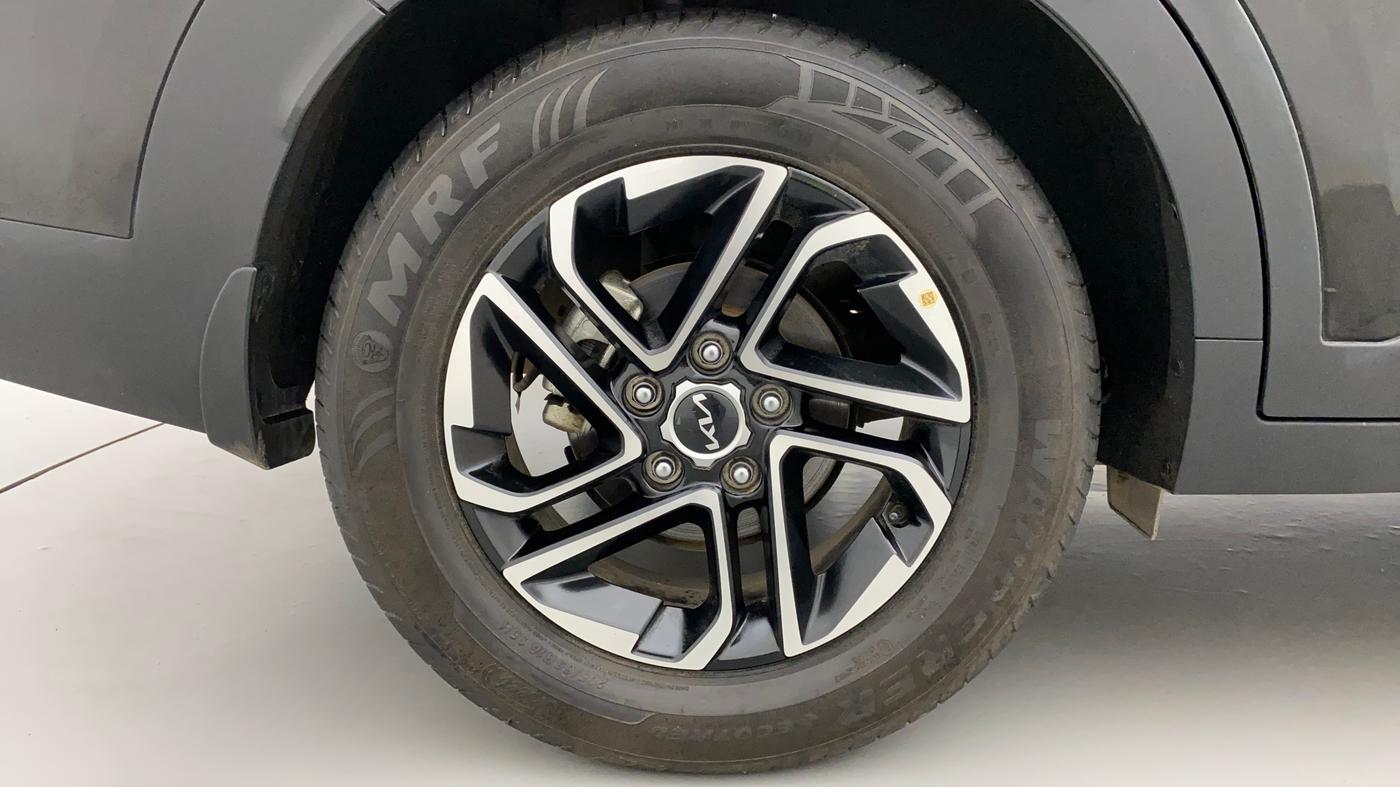 2022 KIA CARENS LUXURY PLUS 1.4 PETROL DCT 7 STR, Petrol, Automatic, 8,965 km, Right Rear Wheel