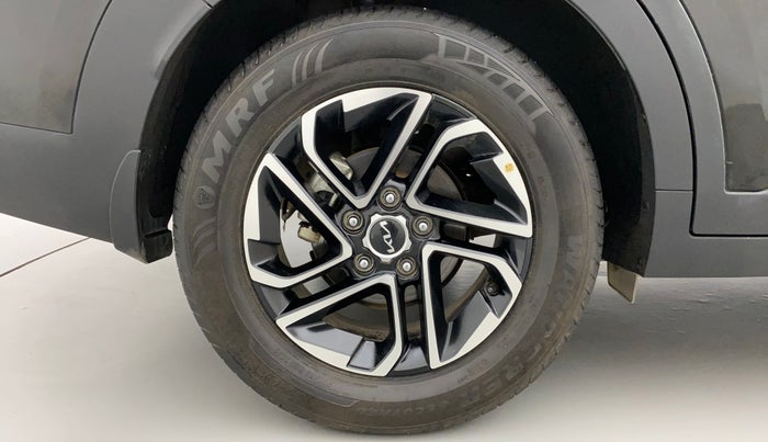 2022 KIA CARENS LUXURY PLUS 1.4 PETROL DCT 7 STR, Petrol, Automatic, 8,965 km, Right Rear Wheel