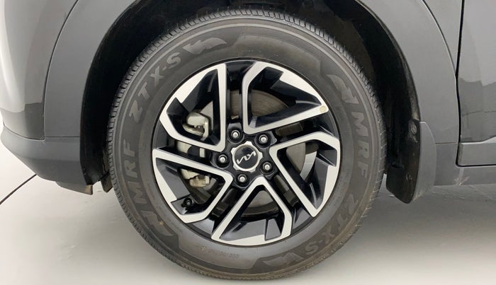 2022 KIA CARENS LUXURY PLUS 1.4 PETROL DCT 7 STR, Petrol, Automatic, 8,965 km, Left Front Wheel